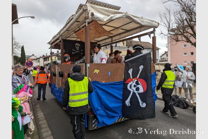 Die Krifteler Heimat- und Festwagengesellschaft e.V. schickte die "Schwarzbachpiraten" auf die Straße.