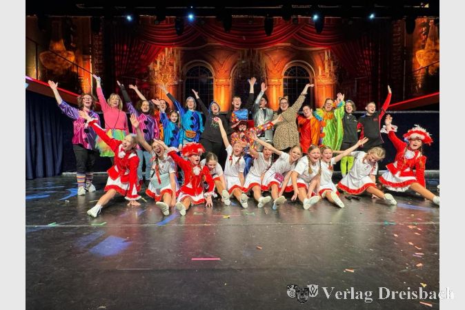 Viele Helferinnen und Helfer sind nötig um den Kinderkarneval in der Schwarzbachhalle zu einem tollen Fest werden zu lassen. Hier nur einige der 60 Mitwirkenden.