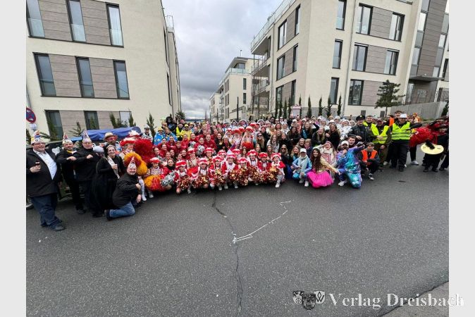 Gruppenfoto der Mitwirkenden des KKK bei den beiden Umzügen in Hattersheim und Hofheim am vergangenen Fastnachtswochenende.