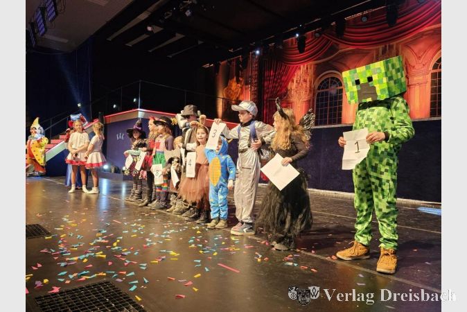 Die Kostümprämierung beim Kinderkarneval. Den 1. Platz belegten dabei Lukas & Leon, die als Astronaut und Monster die Jury begeisterten.