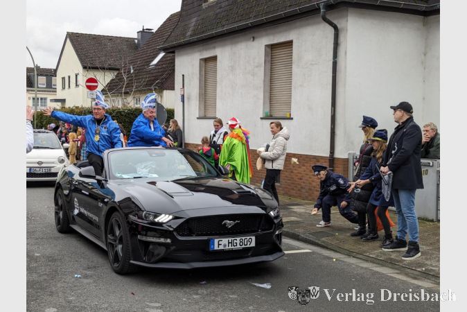 Zugmarschall Ralf Meik (rechts) und Stellvertreter Markus Heuser im offenen Cabriolet.