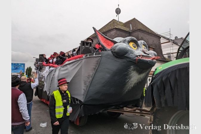 Den Festwagen des CCM zierte ein riesiger Vampirkopf.