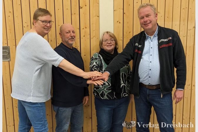 Petra Westedt, Norbert Schleith, Sabine Schmidt und Karsten Sell (v.l.) besiegeln die Weiterführung der HSG Hochheim/Wicker.