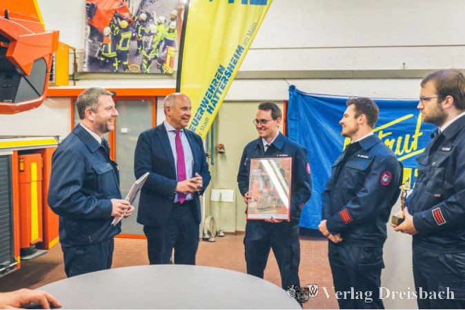 Innenminister Roman Poseck (2.v.l.) im Hattersheimer Feuerwehrhaus mit Stadtbrandinspektor David Tisold (links) sowie Romek, Meuer und Sven Kohaut.