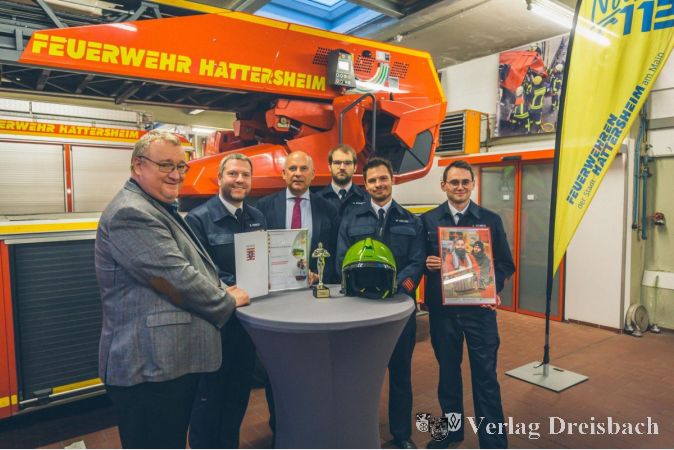 V.l.n.r.: Bürgermeister Klaus Schindling, Stadtbrandinspektor David Tisold, Innenminister Roman Poseck, sowie Sven Kohaut, Marcel Meuer und Felix Romek von den Feuerwehren der Stadt Hattersheim am Main.
