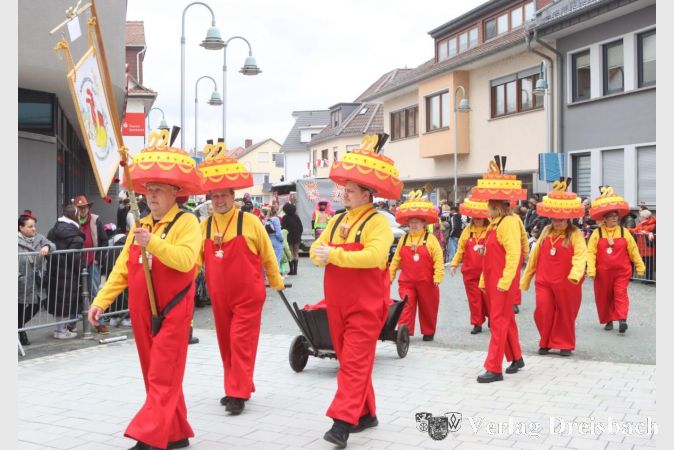 Die Altstadtborzeler durften für 2 x 22 Jahre Teilnahme am Umzug mit der Zugnummer 22 durch die Gassen ziehen.