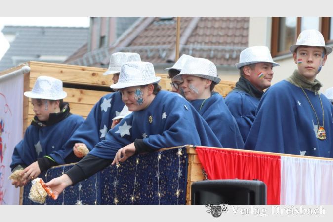 Eine junge Gruppe verteilte für den Carneval Verein Weilbach das Wurfgut vom Motivwagen.