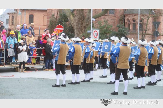 Besonders die in diesem Jahr raren Musikgruppen, hier die Fränkischen Herolde aus Dertingen, mussten vor der Ehrentribüne ein extra Ständchen vortragen.