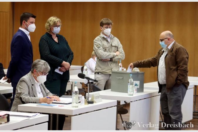 Lediglich bei konstituierenden Sitzungen, wie hier im April 2021 und bei Ehrungen, sind nach aktueller Geschäftsordnung der Stadtverordnetenversammlung wenigstens Fotoaufnahmen zugelassen. Der Vorstoß zur Öffnung der Sitzungen für einen Live-Stream im Internet stößt bisher auf keine breite Zustimmung.