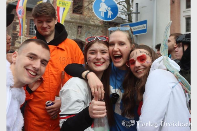 Auf der Hauptstraße feierten auffallend viele jungen Leute in ihren Gruppen, nach der letzten Zugnummer konnte es direkt mit der After-Umzugs-Party auf dem Gallusplatz weitergehen.