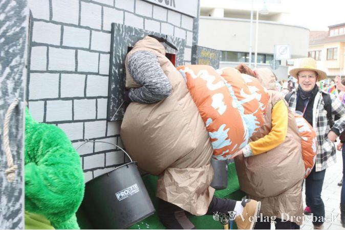 So sieht es aus, wenn Weinbergschnecken nicht das eigene Haus benutzen, sondern das menschengebaute, um Getränkenachschub zu organisieren. Die Gruppe "Weinbergschnecken und anderes Gedöns" war einziger Vertreter aus Wicker.