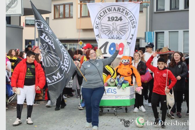Der runde Jubilar unter den Teilnehmern hatte die Ehre, auf seinen Geburtstag hinzuweisen, seit 100 Jahren ist die DJK SC SW Flörsheim Sportanbieter in Flörsheim.