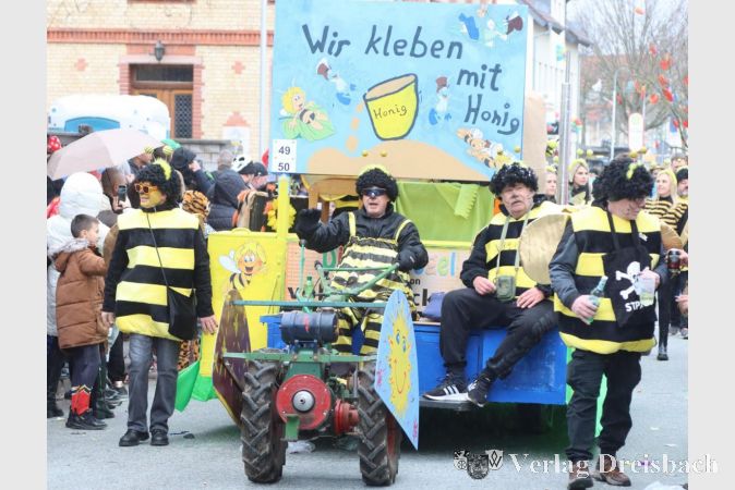 Die Zugvögel sind seit 50 Jahren beim Flörsheimer Umzug dabei, das verdiente die entsprechende Zugnummer.