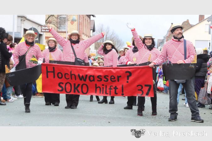 Die Soko Flörsheim versprach Hilfe beim nächsten Hochwasser in der Stadt, die Nachen haben die Aktiven sich schon umgebunden..