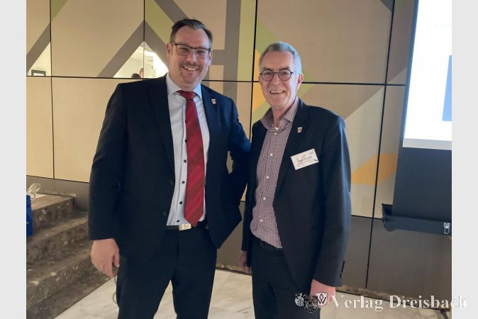 Bürgermeister Christian Seitz (links) mit dem Wahlleiter Franz Jirasek.