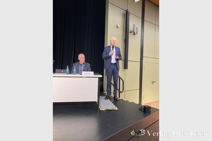 Michael Cyriax berichtete über die Flüchtlingssituation im Main-Taunus-Kreis. Links Stadtverordnetenvorsteher Georg Reuter.