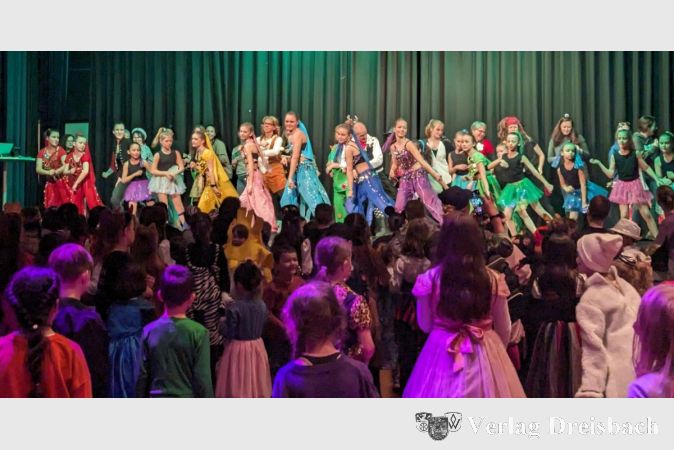Gemeinsam auf der Bühne: Auch die Erzieher und Lehrer zeigen ihr Tanzkönnen inmitten der begeisterten Kinder.