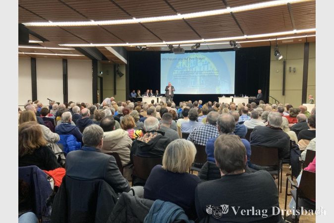 Aufmerksame Bürger und Bürgerinnen verfolgten die Diskussionen.