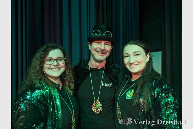 Melina Münch (l.) und Bianca Schäfer (Trainerinnen der FNC Minis) sowie DJ Olaf Wagner sorgen für gute Laune.