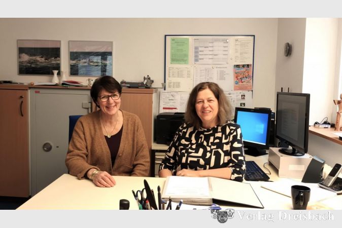 Herta Mattrisch (links) und Doris Wachendörfer im Büro der evangelischen Auferstehungsgemeinde.