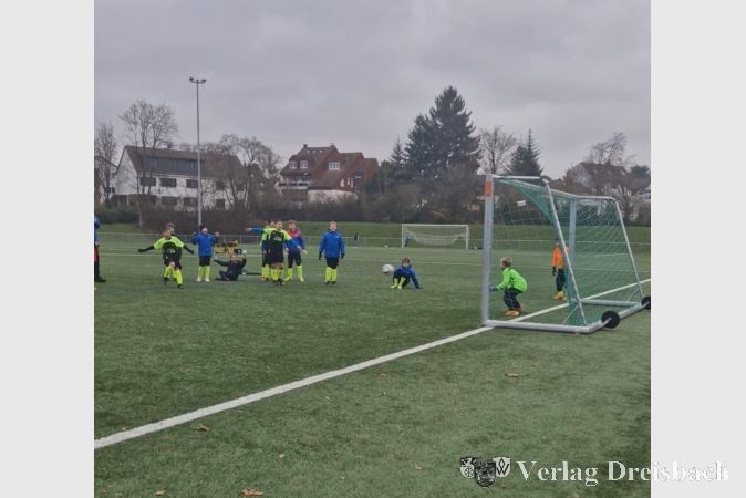 Das Abschluss-Elfmeterschießen bei regnerischem Wetter.