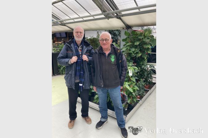 Ernst Langhammer (rechts) und Hans-Georg Mundschenk freuen sich auf viele Besucher beim Tag der offenen Tür im Schützenhaus in Okriftel am kommenden Samstag.