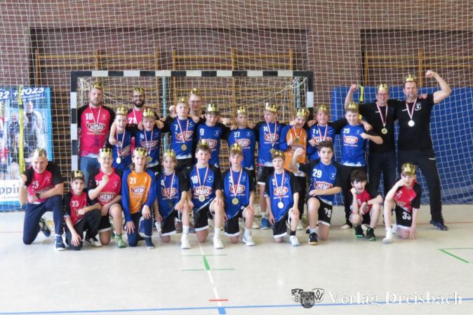 So sehen Meister aus: Die männliche D1-Jugend feiert mit Kronen.