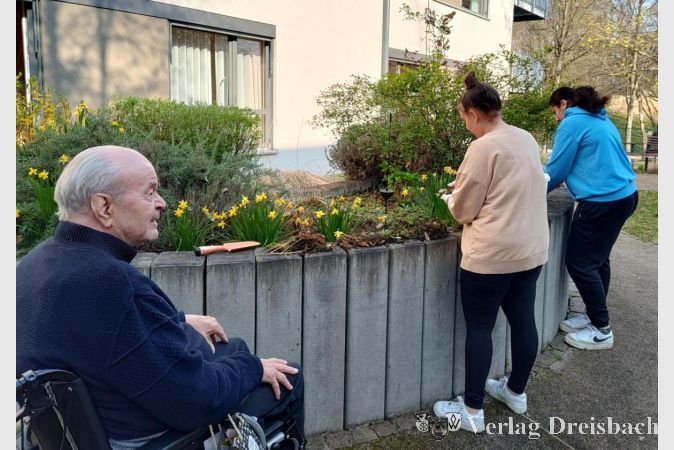 Die Weingartenschüler treffen sich regelmäßig mit den Senioren im Kursana Domizil und helfen bei der Gartenarbeit.