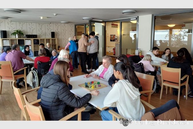 Schülerinnen und Schüler der Weingartenschule beim Besuch des Kursana Domilzils Kriftel.
