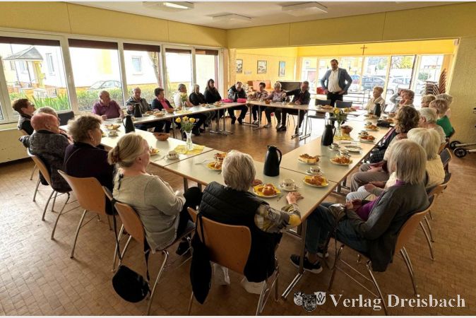 Bürgermeister Christian Seitz begrüßte die erschienenen Bewohnerinnen und Bewohner des Josef-Wittwer-Hauses.