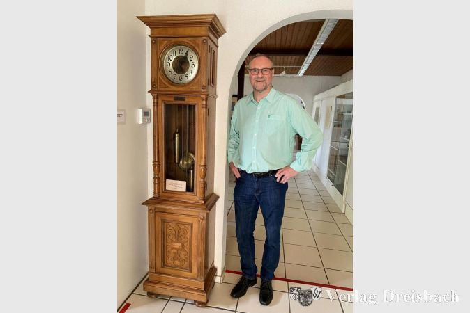 Die Standuhr neben Gemeindearchivar Dr. Krause war ein Geschenk der Gemeinde Kriftel an Bürgermeister Sittig zum 25-jährigen Dienstjubiläum im Jahre 1917.