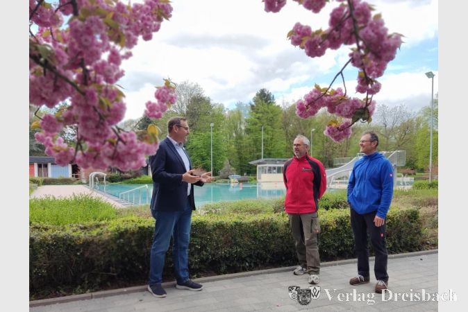 V.l.m.r.: Bürgermeister Christian Seitz mit den Schwimmmeistern Raoul Krippner und Alexander Wölfinger.