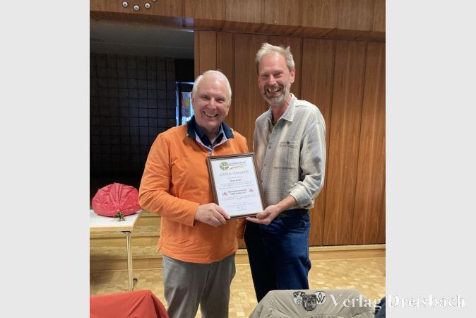 Oliver Lang (rechts) vom Regionalverband Kleingärtner Frankfurt / Rhein-Main überreichte Bodo Knopf als Dank und Anerkennung eine Ehren-Urkunde des Regionalverbandes.