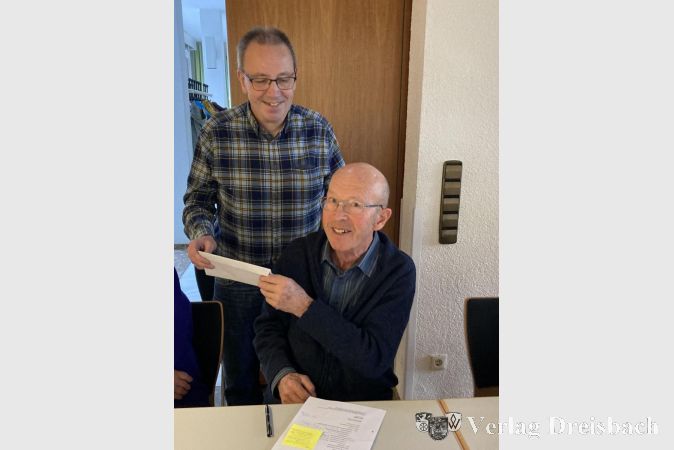 Als Dank für 19 Jahre sehr erfolgreiche Tätigkeit als Gartenobmann erhielt Herbert Schmitt (rechts) einen Gutschein von Bernd Degenhardt.