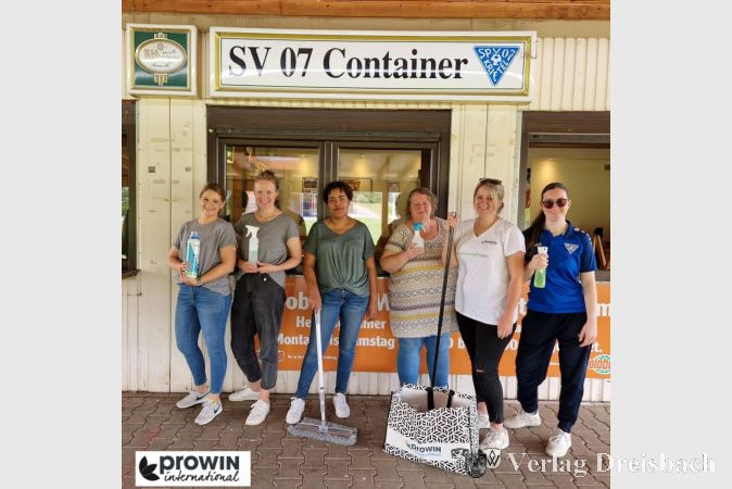 Mit Frauenpower ging es an die Säuberung des SV 07 Containers.