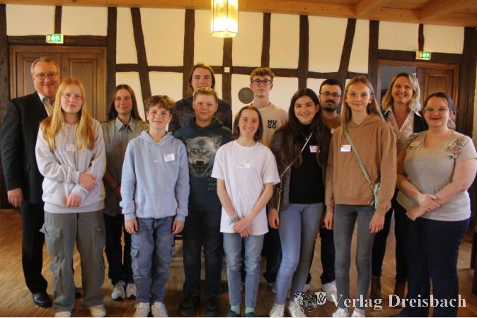Nach der Jugendparlamentssitzung stellten sich die gewählten Parlamentarier zum Gruppenfoto mit (von links): Bürgermeister Klaus Schindling und den Beauftragten der Stadt, Myriam Jung und Anna Bode.