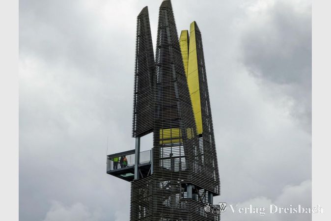 Hoch oben auf dem Aussichtsturm: Viele Besucherinnen und Besucher genossen die dortige Aussicht, trotz Wind und Regen.
