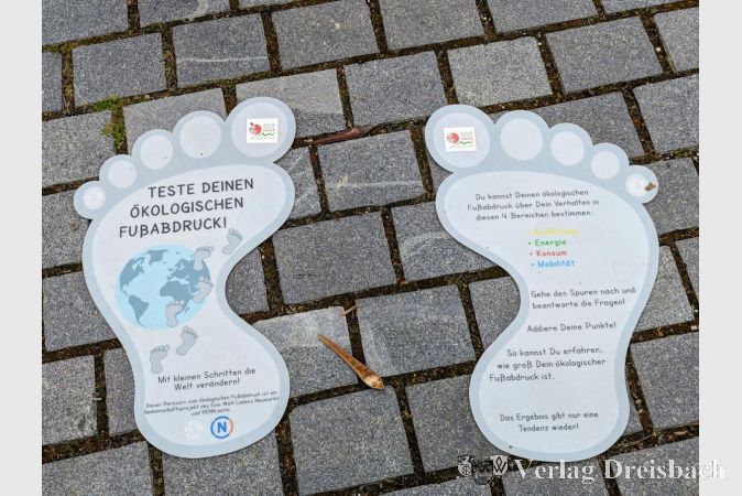 Mit kleinen Schritten die Welt verändern: Ein Parcours, bestehend aus diesen Fußabdrücken mit wertvollen Informationen, führte über das Festgelände.