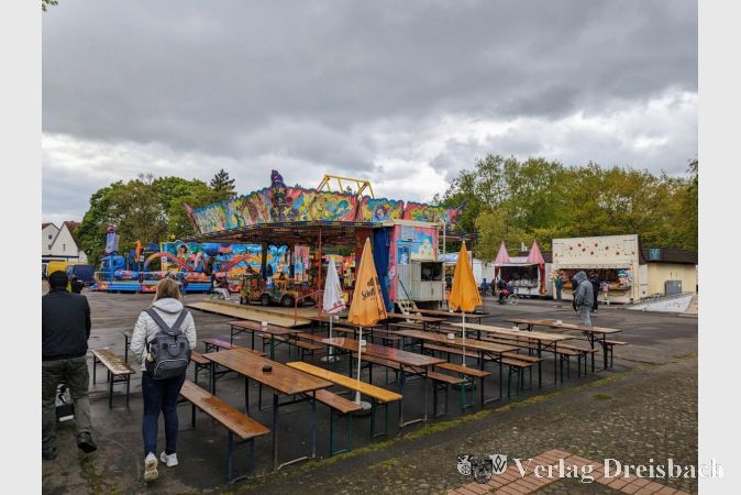 Am Sonntagnachmittag prasselten leider die Regentropfen auf die Sitzbänke vor der Würstchenbude, wo die Festgäste eigentlich schöne, gesellige Stunden verbringen sollten.