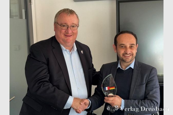 Bürgermeister Klaus Schindling (links) begrüßte den Rathauschef aus Sarcelles, Patrick Haddad.