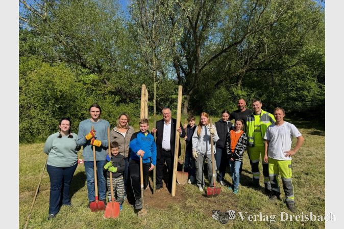 Die Jugendlichen mit Bürgermeister Klaus Schindling (Mitte) und Mitarbeitern des Referates Friedhof, Grün, Natur (rechts).