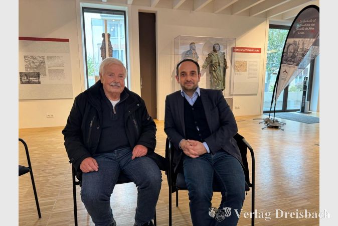 Bürgermeister Patrick Haddad (rechts) mit Altbürgermeister Hans Franssen im Stadtmuseum.
