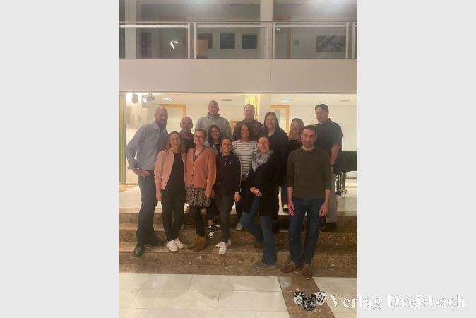 Neuer Vorstand und erweiteter Vorstand, von links nach rechts:
Hintere Reihe: Daniel Weiß (1. Vorsitzender), Michael Göldner, Dennis Beese, Daniel Göldner (Vertreter des Elferrats), Tatjana Lehmann (Tanzgruppenkoordinatorin), Sophie Becker (2. Kassenprüferin), Pasquale Fiore (Sitzungspräsident).
Mittlere Reihe: Larissa Schönstedt (1. Schriftführerin), Renate Irmer-Nielsen (Zeugwart/Archivarin).
Vordere Reihe: Denise Hentschel (Schatzmeisterin), Jennifer Wötzold (2. Schriftführerin), Ina Keller (Presse), Angela Böhmer (2. Vorsitzende), Holger Rammelt (Mitgliederverwaltung).
Es fehlt: Philipp Schöppner (1. Kassenprüfer).