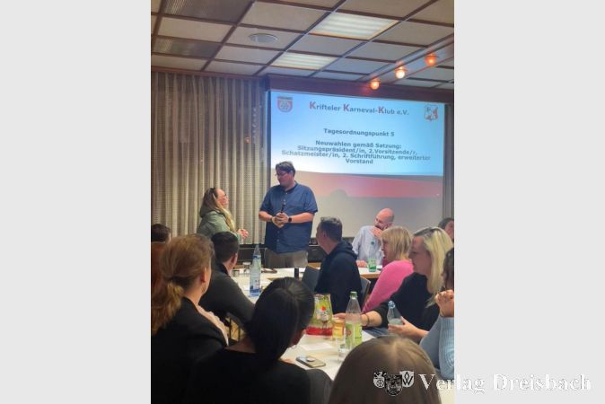 Übergabe der Glocke von Heike Wölfel an den neuen Sitzungspräsidenten Pasquale Fiore.