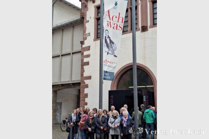 Die Ausflugsgruppe des Kulturforums vor dem Caricatura Museum Frankfurt.