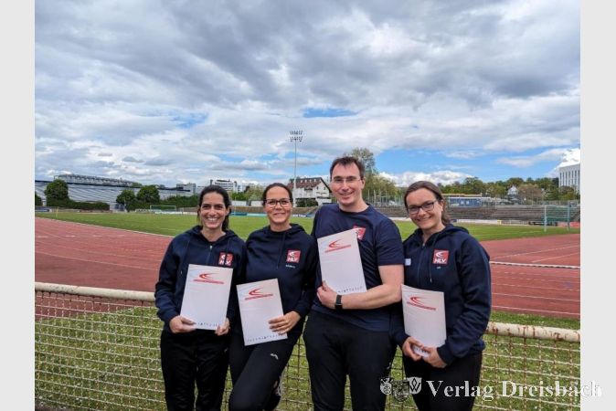 Beim erfolgreichen Kinderleichtathletik-Wettkampf bekamen die Trainer Adrianna, Rebecca, Maurice und Kathrin (v. l.) der SG DJK Hatterheim ihre C-Lizenz im Bereich „Leistungssport Kinderleichtathletik“ überreicht.