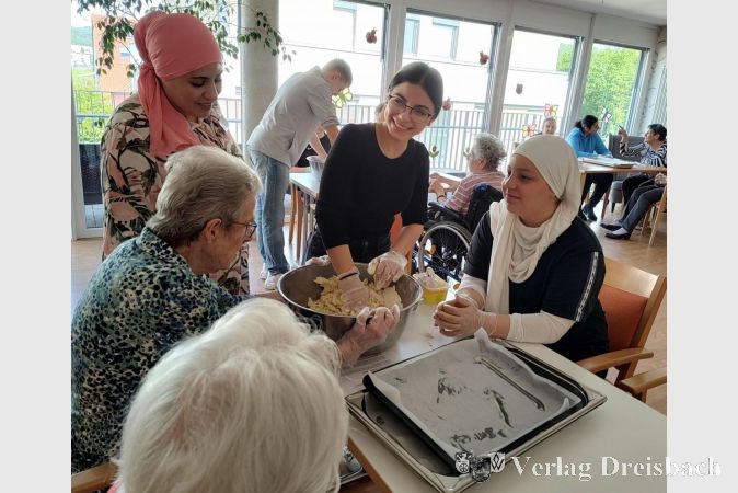 Seniorinnen und Schülerinnen beim gemeinsamen Backen.