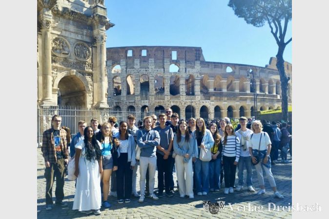 Die Schülergruppe der Weingartenschule vor dem Kolosseum.