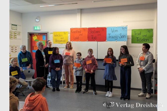 Farbenfroher Abschluss: Schülerinnen und Schüler der Riedschule präsentieren am Freitag ihre kreativen Arbeiten zu den Themen Werden, Vergehen, Krankheit, Leid und Trost.