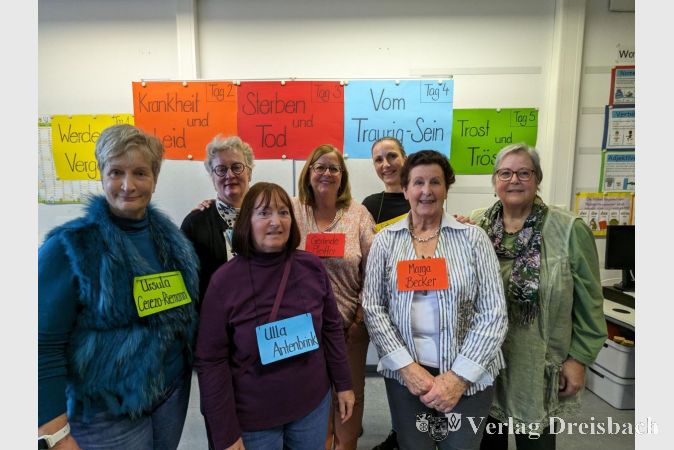 Die Hospizhelferinnen Ursula Cerezo-Riemann, Karola Gaukler, Ulla Antenbrink, Gerlinde Pfeiffer, Sabine Reif und Marga Becker mit der Vereinsvorsitzenden Christa Hofmann (v.l.).
